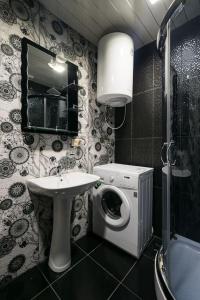bagno con lavatrice e lavandino di Apartment Orbi Rezidence a Batumi
