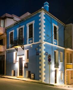 ハニア・タウンにあるAloha Maisonetteの夜の青白の建物