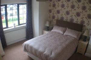 1 dormitorio con cama y ventana en Lough Rynn House, en Mohill