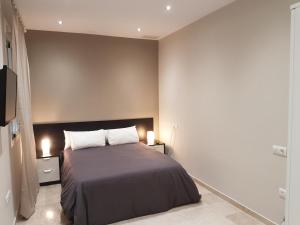 Un dormitorio con una cama con dos almohadas blancas. en Vivienda Reina Victoria, en Huelva 7 fotos más