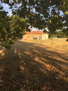 une maison au milieu d'un champ avec un arbre dans l'établissement Maison du Guit, à Viella