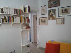アテネにあるHome in centre Mavromichaliの書棚付きのリビングルーム
