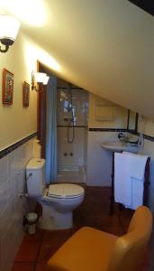 a bathroom with a toilet and a sink at Posada Las Garzas in Santoña