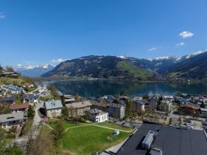 una vista aerea di una città vicino a un lago di Appartement THE GOOD VIEW by All in One Apartments a Zell am See