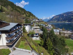 una vista aerea di una città vicino a un lago di Appartement THE GOOD VIEW by All in One Apartments a Zell am See