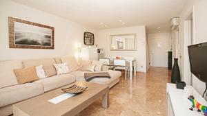 Televízia a/alebo spoločenská miestnosť v ubytovaní Beach Penthouse