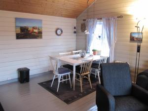 een eetkamer met een tafel en stoelen bij Lofotbo in Stamsund
