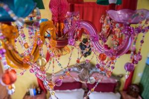 einen rosa Kronleuchter mit Perlen und Ketten in der Unterkunft Katerina's Studios in Kardhamili