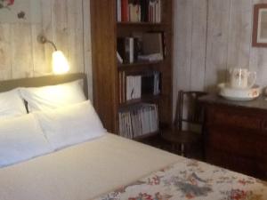 una camera da letto con un letto con una lampada e una mensola di Gîte Les Truffières a Trémolat