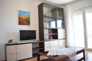 a living room with a desk with a television at Apartment Mary in Porat