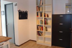 um quarto com uma estante de livros com livros em L'Appartement de l'Observatoire em Estrasburgo