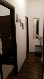 korytarz z drzwiami i lustrem na ścianie w obiekcie Apartment Ines w Splicie