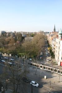 - une vue aérienne sur une rue de la ville avec des voitures dans l'établissement L'Appartement de l'Observatoire, à Strasbourg