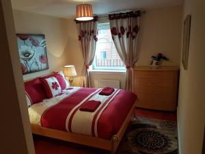 1 dormitorio con 1 cama y una ventana con cortinas en Edinburgh City Deluxe Apartment, en Edimburgo