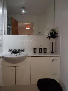 Phòng tắm tại Edinburgh City Deluxe Apartment