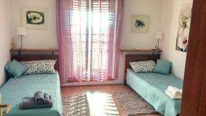 - un salon avec deux lits et une fenêtre dans l'établissement Apartment Tina Istra, à Buje