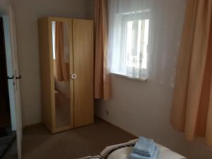 um quarto com uma janela e uma porta com toalhas em Ferienwohnung Mey em Rathmannsdorf