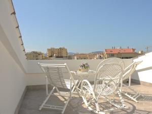 2 stoelen en een tafel op een balkon bij Holiday Alghero in Alghero
