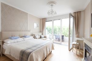Rúm í herbergi á Sofie Apartments