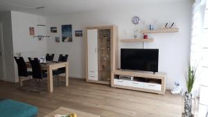 TV a/nebo společenská místnost v ubytování Ferienwohnung Dünenperle