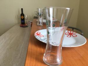 皮耶什佳尼的住宿－Apartmán Darmon，木桌上的一个玻璃花瓶
