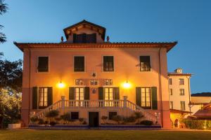 un gran edificio con un balcón en la parte superior. en Villa Gobbi Benelli, en Corsanico-Bargecchia