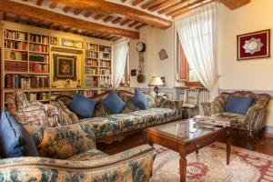 sala de estar con sofá y mesa de centro en Villa Gobbi Benelli, en Corsanico-Bargecchia