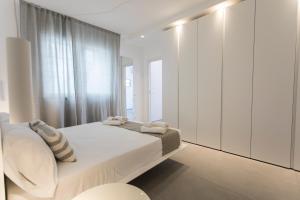 Kama o mga kama sa kuwarto sa Le Ancore Luxury Apartments