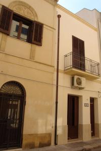 an apartment building with a door and a balcony at B&B Del Corso in Mazara del Vallo