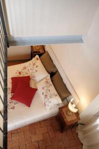 グラヴェドーナにあるGuest House Al Castelloのベッド(枕付)が備わる客室です。