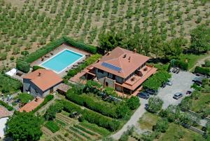 an overhead view of a house with a swimming pool at Casa Rondini in Montegabbione