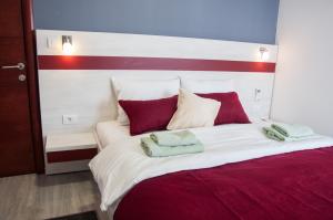 A bed or beds in a room at Apartmani Banja SPA
