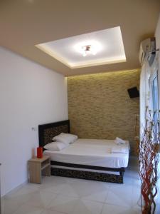 a bedroom with a bed and a brick wall at Fernando in Ofrínion