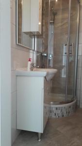 y baño con lavabo y ducha. en Guesthouse Ivan en Skradin