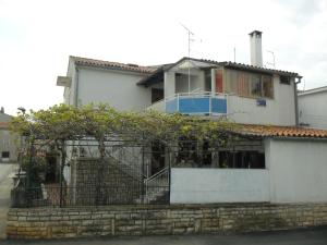 una casa blanca con una valla delante en Vile Park Studio Apartments, en Poreč