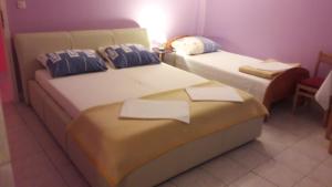 2 łóżka w pokoju hotelowym z ręcznikami w obiekcie Guesthouse Ivan w mieście Skradin
