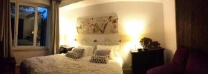 um quarto com uma cama com duas almofadas e uma janela em Torre Mar Apartment em Cascais