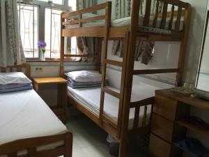 Rúm í herbergi á Johnson Hostel