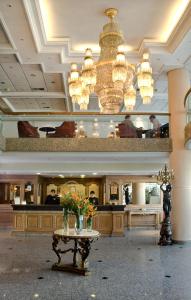 un vestíbulo con una mesa con flores. en Hotel Regal Pacific Santiago, en Santiago