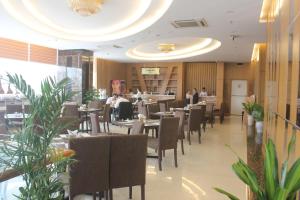 Muong Thanh Cua Dong Hotel tesisinde bir restoran veya yemek mekanı