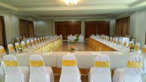 ein großer Bankettsaal mit weißen Tischen und Stühlen in der Unterkunft Thongsathit Hill Resort Khao Yai in Nong Nam Daeng + 24 Fotos