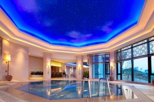 The swimming pool at or close to Dahongpao Resort