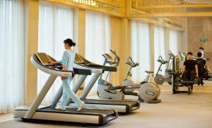 The fitness centre and/or fitness facilities at Dahongpao Resort