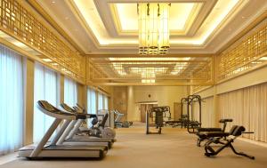 un gimnasio con cintas de correr y equipos de ejercicio en un edificio en Dahongpao Resort, en Wuyishan