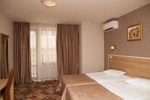 A bed or beds in a room at Hotel Motto