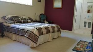 NinderryにあるHilltop Hideawayのベッドルーム1室(毛布付きのベッド1台付)