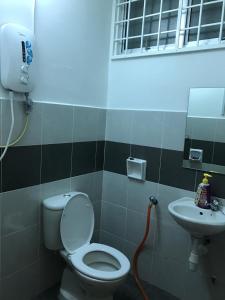 un baño con inodoro y lavabo en Apartment in Ladang Tok Pelam, en Kuala Terengganu 24 fotos más