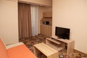 A television and/or entertainment centre at Hotel Motto