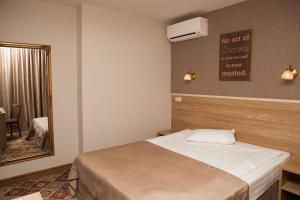 A bed or beds in a room at Hotel Motto
