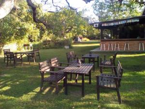 um grupo de mesas de piquenique e bancos em um parque em Cashew Nut Bungalow, Ko Mook em Ko Mook